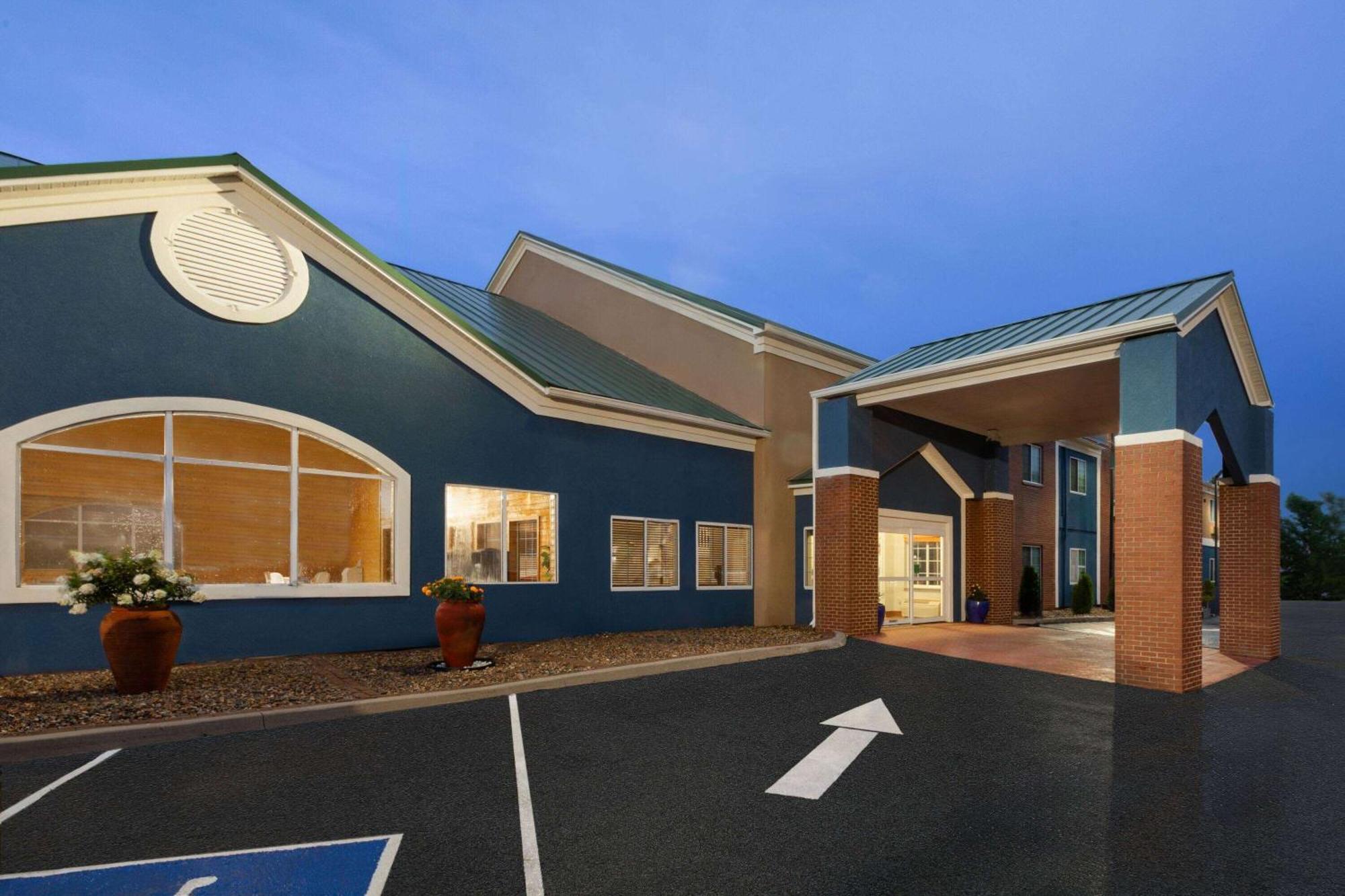 Pioneer Inn & Suites Grinnell Kültér fotó